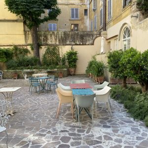 Spazio relax nel giardino privato a disposizione degli ospiti